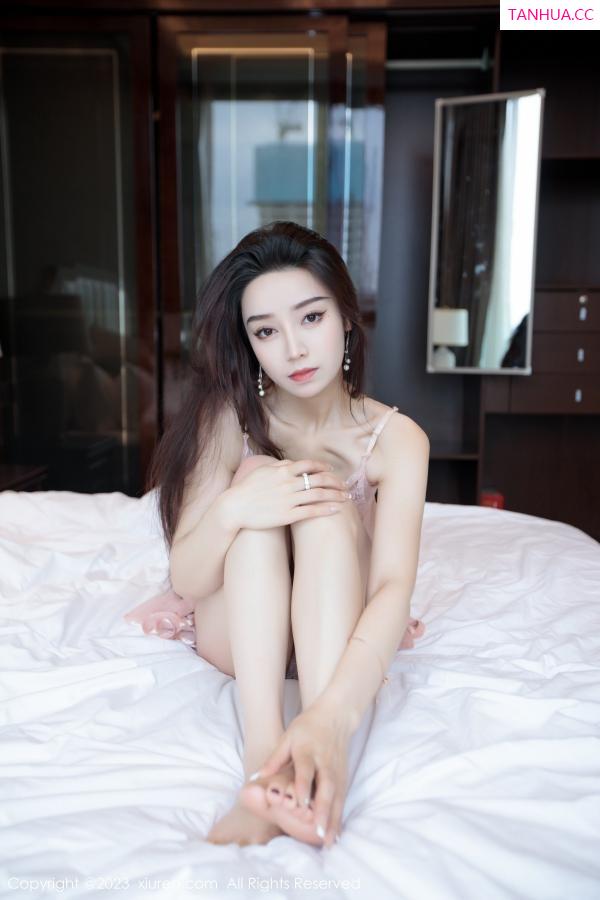   [XiuRen]高清写真图 2023.07.03 No.7011 苏曼兮 吊带裙美腿第53张图片